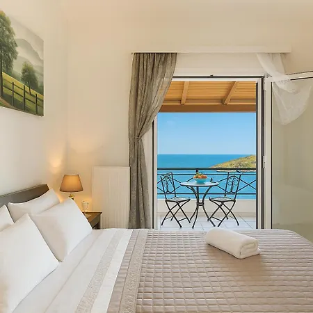 Coastal Paradise Found - Komis' Private Pool Retreat וילה