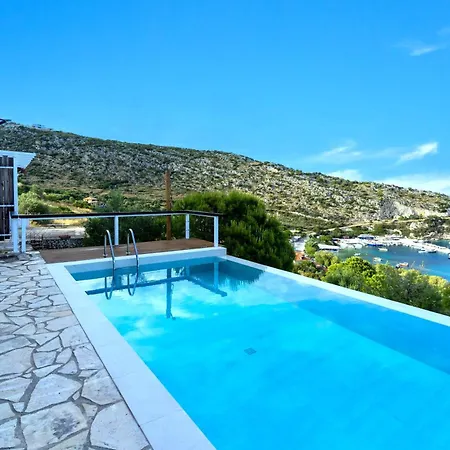 Villa Coastal Paradise Found - Komis' Private Pool Retreat *