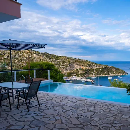 Coastal Paradise Found - Komis' Private Pool Retreat וילה