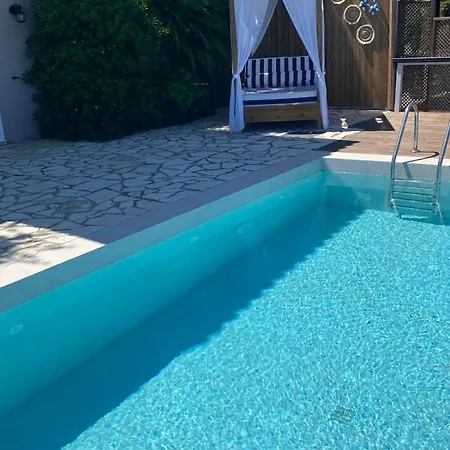 Coastal Paradise Found - Komis' Private Pool Retreat