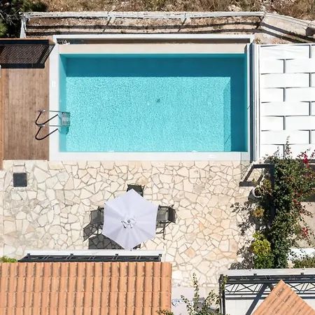 Villa Coastal Paradise Found - Komis' Private Pool Retreat