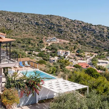 Villa Coastal Paradise Found - Komis' Private Pool Retreat *