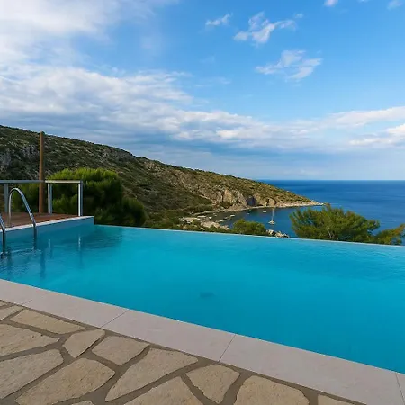 Coastal Paradise Found - Komis' Private Pool Retreat *