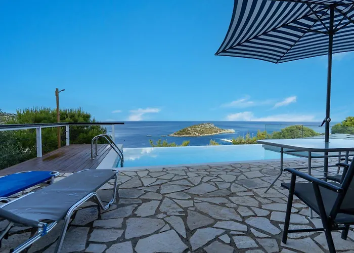 Coastal Paradise Found - Komis' Private Pool Retreat 아기오스니콜라우스