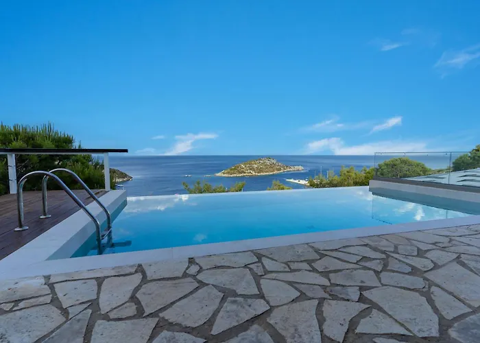 Coastal Paradise Found - Komis' Private Pool Retreat