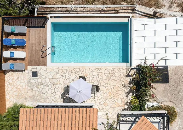 Coastal Paradise Found - Komis' Private Pool Retreat * 아기오스니콜라우스