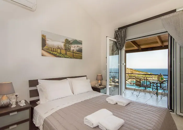 Coastal Paradise Found - Komis' Private Pool Retreat 아기오스니콜라우스