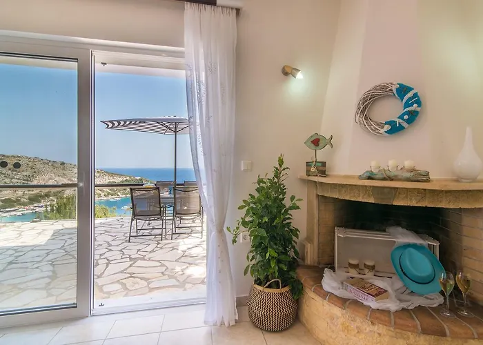 Coastal Paradise Found - Komis' Private Pool Retreat 아기오스니콜라우스