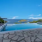Coastal Paradise Found - Komis' Private Pool Retreat