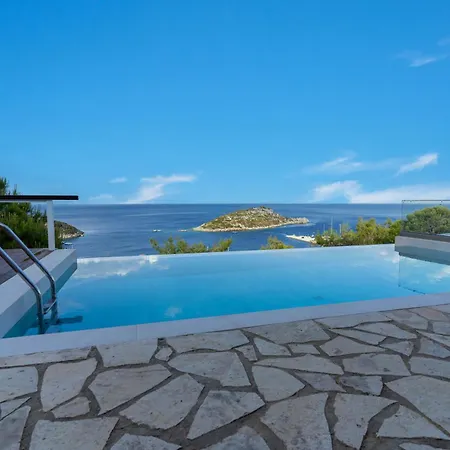 Coastal Paradise Found - Komis' Private Pool Retreat