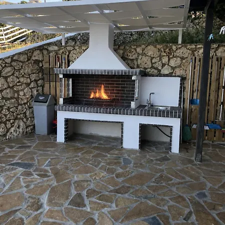 Vilă Coastal Paradise Found - Komis' Private Pool Retreat *