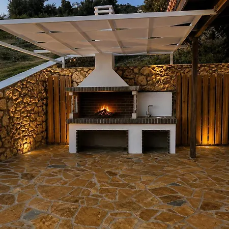 Coastal Paradise Found - Komis' Private Pool Retreat *